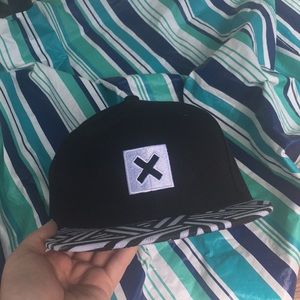 Black and White Patterned Snapback (end smoking)